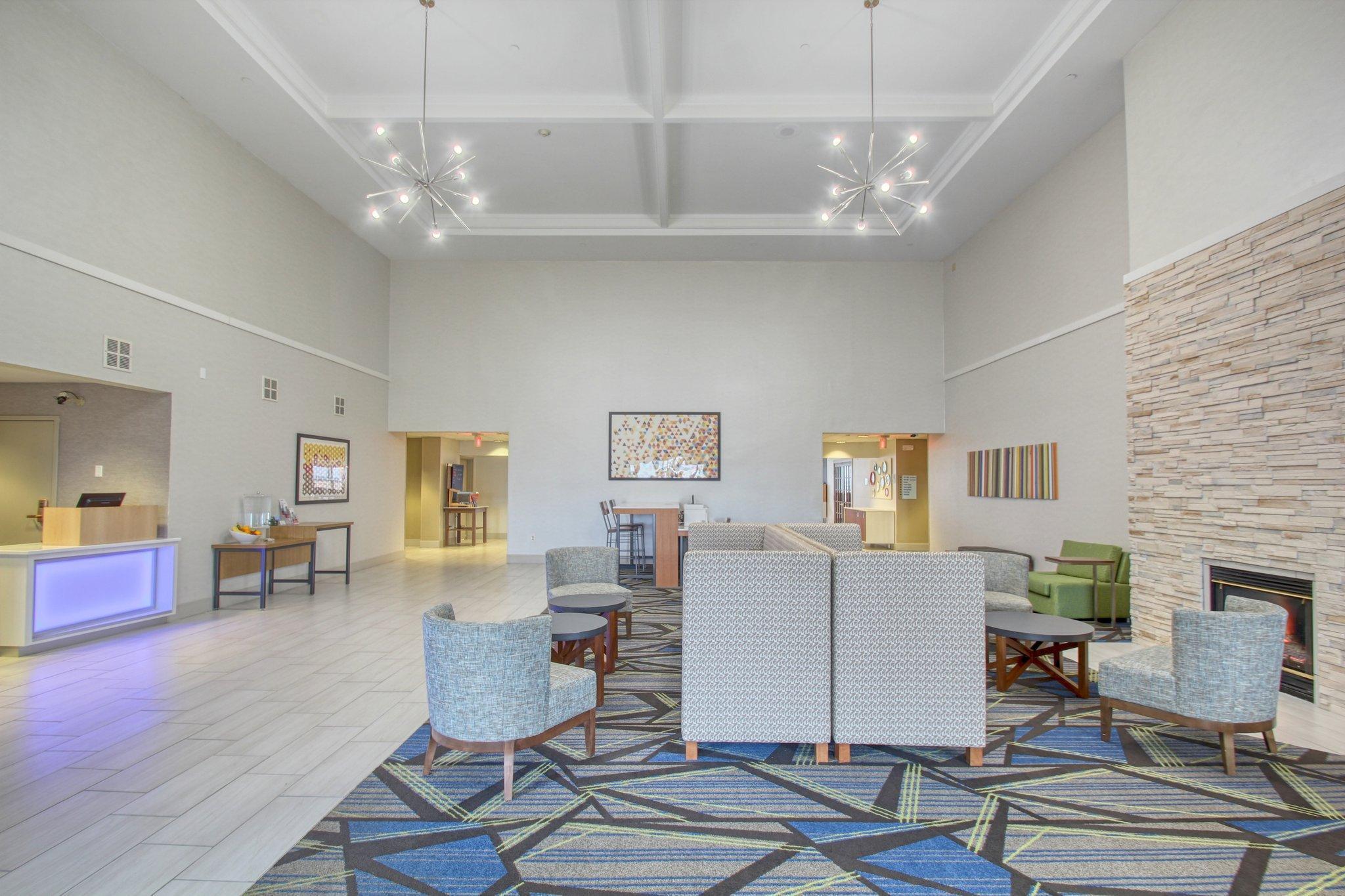 Holiday Inn Express Hotel & Suites Oshkosh - State Route 41 By Ihg Ngoại thất bức ảnh