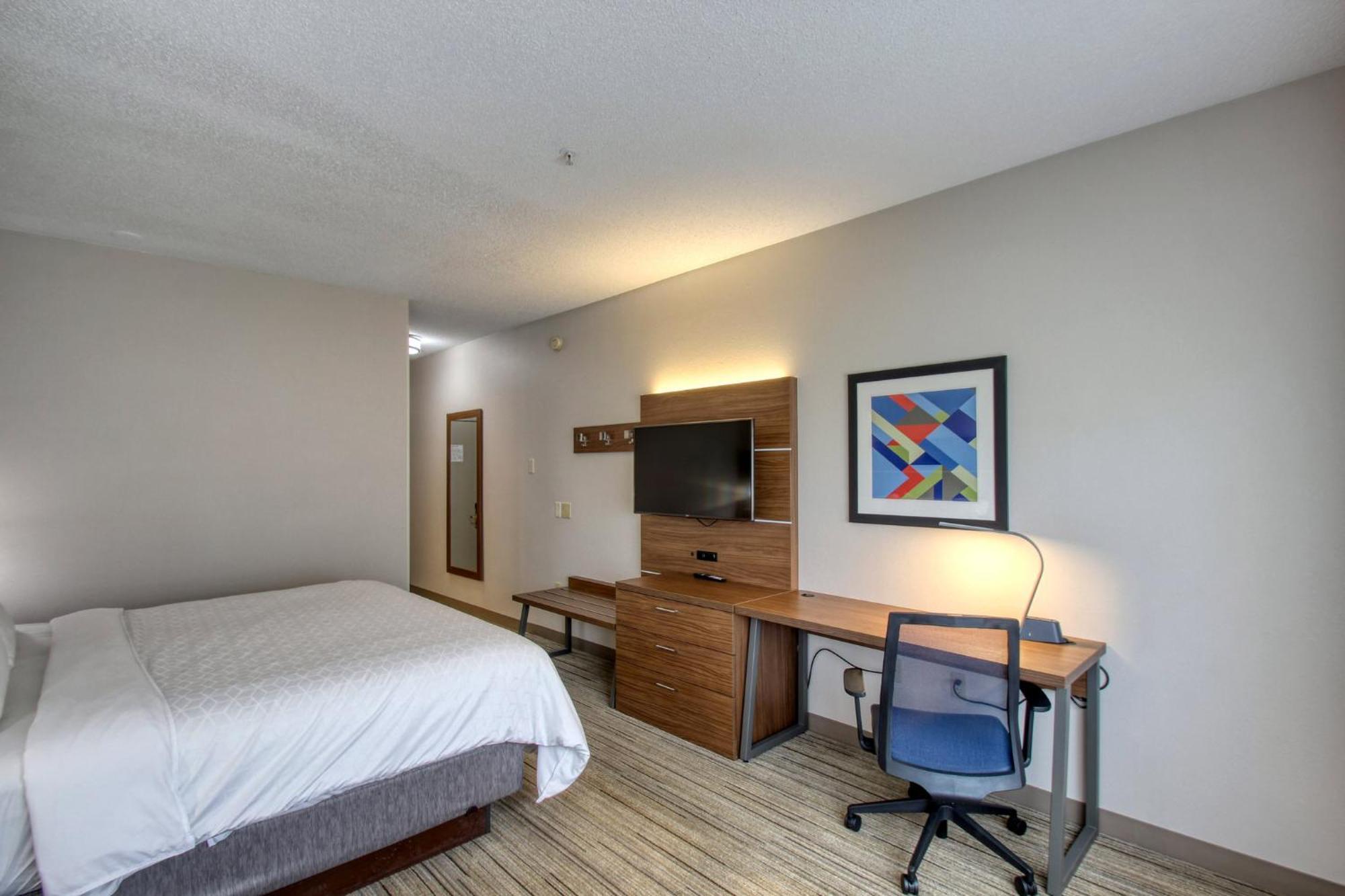 Holiday Inn Express Hotel & Suites Oshkosh - State Route 41 By Ihg Ngoại thất bức ảnh