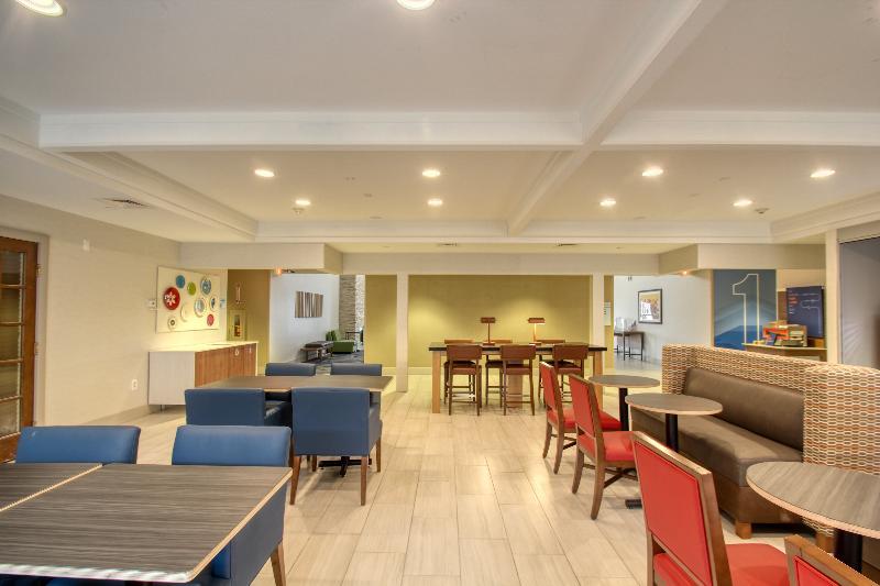 Holiday Inn Express Hotel & Suites Oshkosh - State Route 41 By Ihg Ngoại thất bức ảnh